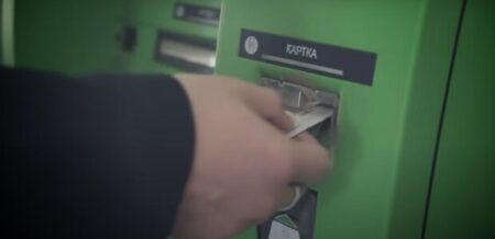 “ПриватБанк” змінює правила зняття грошей із банківських карток – нові ліміти для українців
