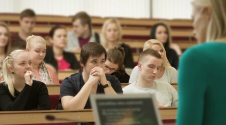 У студентів заберуть відстрочки: хто вже не зможе “відкосити через навчання”