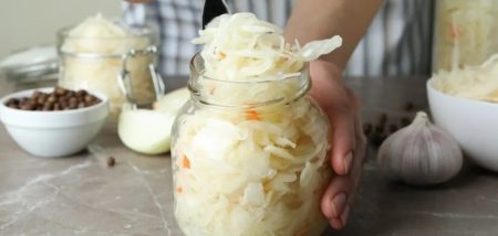 Маринований салат із капусти “Осінній”: рецепт корисної та смачної страви