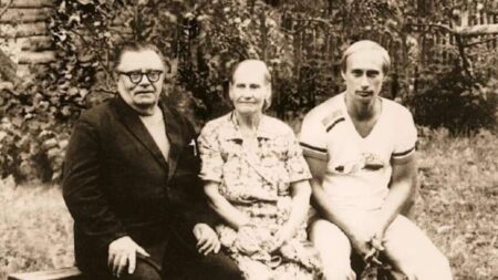 Батька Путіна змусили одружитися з його матір’ю: що відомо про шокуючий епізод