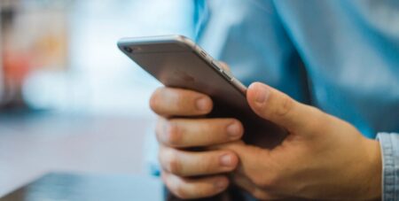 Скільки потрібно працювати в різних країнах, щоб заробити на новий iPhone: статистика