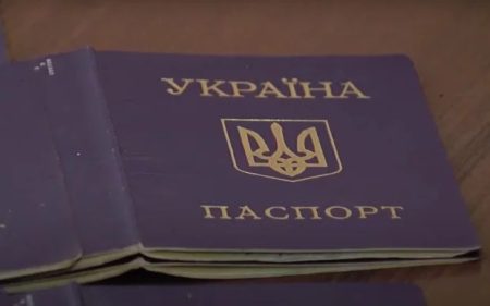 У паспортах заборонили російську мову: чи змусять усіх міняти документи