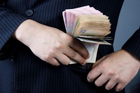 Де в Україні чиновники отримують найбільші зарплати – лідери серед відомств та регіонів