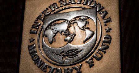 МВФ вимагає від Нацбанку девальвації гривні — Bloomberg