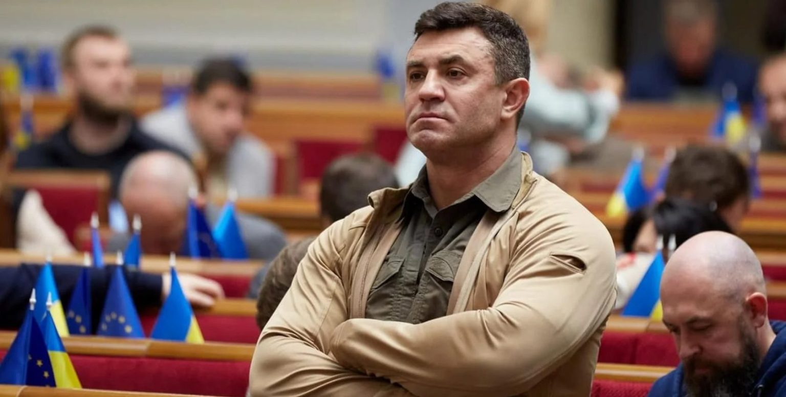 Тищенко зі сльозами на очах подарував жінці кравчучку: реакція українців у мережі