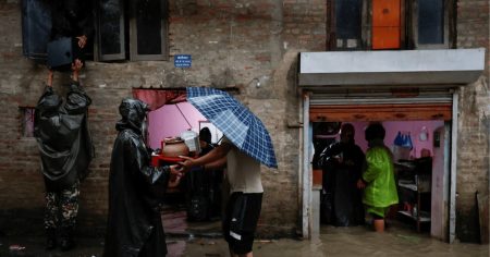 Смертоносні повені та зсуви: десятки загиблих, міста відрізані від світу