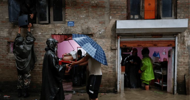 Смертоносні повені та зсуви: десятки загиблих, міста відрізані від світу