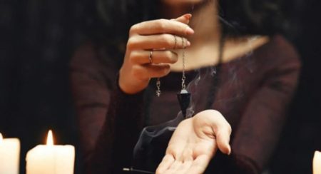 Золото зникло разом з “порчею”: шахрайка видурила у 19-річної киянки коштовності на 120 тисяч гривень