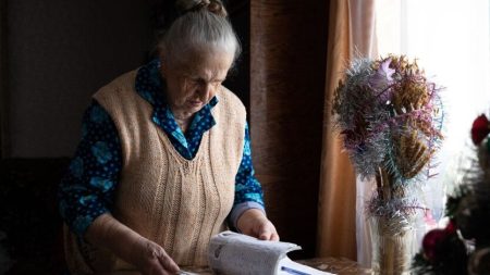 Українцям заборонили одночасно отримувати пенсію та зарплату: кого торкнуться обмеження
