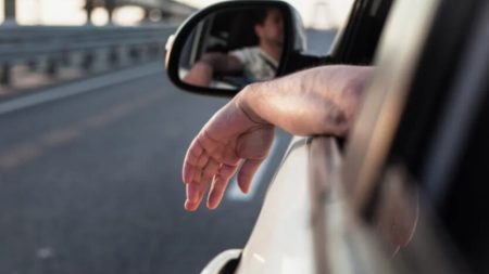 Перший податок під час реєстрації авто в Україні: водіям пояснили, скільки і коли платити