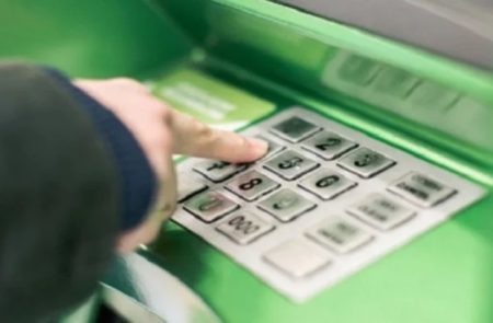 Українці можуть втратити доступ до карток: ПриватБанк висунув сувору вимогу