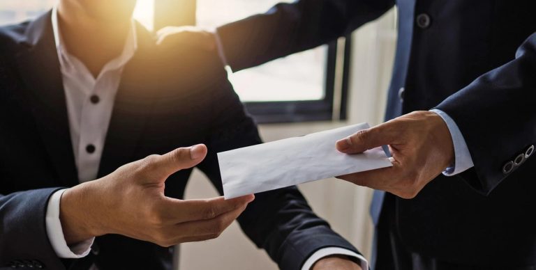 Працівник помилково отримав зарплату в 330 разів більшу за очікувану і швидко звільнився