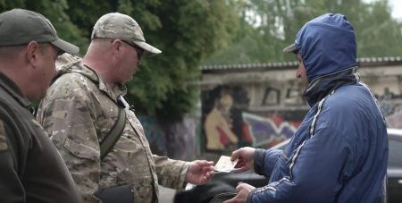 Блокувати рахунки та призупиняти водійські права: українці пропонують нардепу зміни до мобілізації