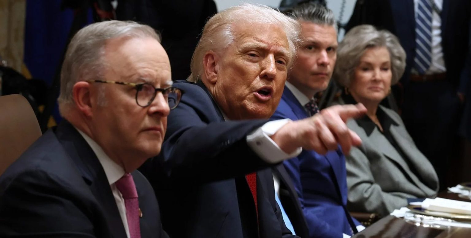 “Ай-яй-яй”: Трамп насварив репортера за удар по дзеркалу, ролик став вірусним