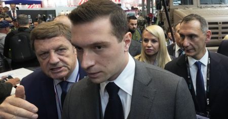 У Франції напали на соратника Марін Ле Пен: подробиці “яєчного замаху” на Барделлу
