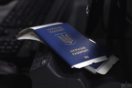 Деякі українці втратять свої паспорти: їм видаватимуть інший документ