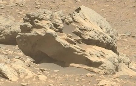 Не повинно тут бути: NASA знайшло дивний камінь на Марсі
