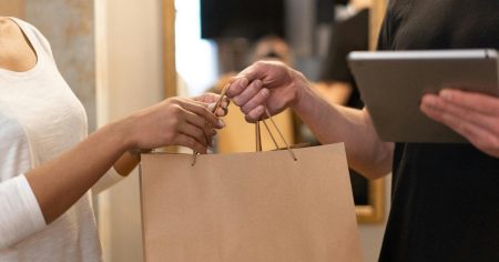 Думала, що це СБУ: у Києві жінка віддала пакет з золотом та валютою шахраям