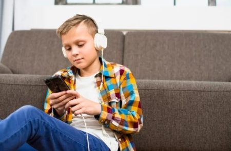 Дітям заборонять Facebook, Instagram, YouTube, TikTok: тільки після повноліття