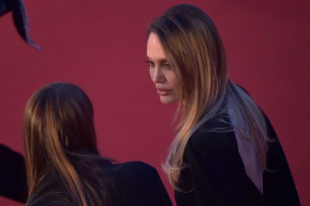 Анджеліна Джолі перетнула кордон пішки: Politico про деталі несподіваного візиту до України