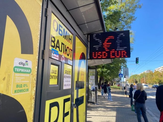 Українці активно скуповують долари та євро: чому так відбувається і що буде далі