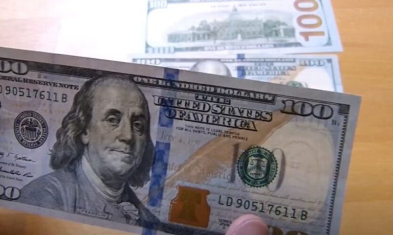 Українці змітають долари та євро: що це означає і до чого готуватися