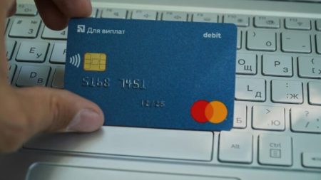 ПриватБанк закликав клієнтів терміново змінити картки: інакше втратите гроші