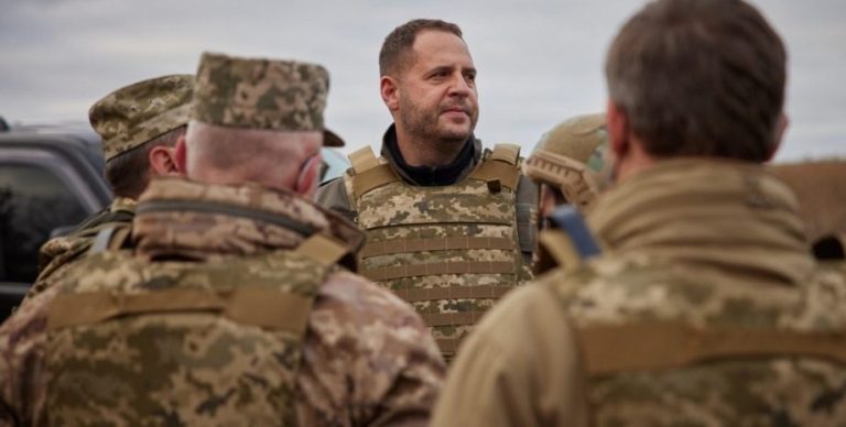 Чому Єрмак вирішив податися у військо: чи втримає Зеленський керівництво країною