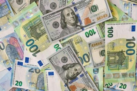Долари та євро: у яку валюту найвигідніше вкладати