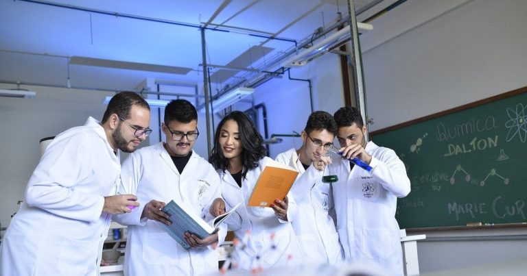 Вчені за допомогою ШІ розгадали таємницю найдавнішого життя на Землі