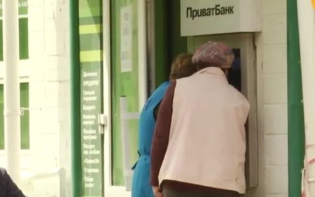 Неправомірні списання: українці втрачають гроші після користування банкоматами “Привату”
