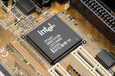 На компанії Intel та AMD подали до суду через удари РФ по Україні, – Bloomberg