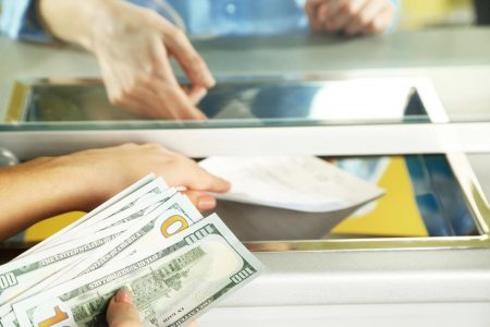 Скільки коштуватимуть 100 доларів в Україні: прогноз банкіра до 28 грудня
