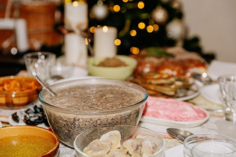 Чому на Різдво та Святвечір готують 12 страв: що вони означають і як подавати