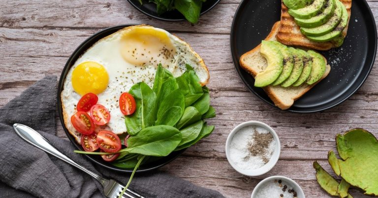 Час сніданку має значення — коли їсти, щоб організм спалював жир