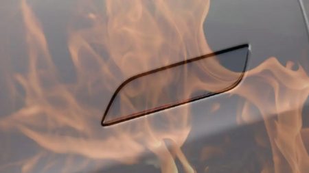 Пастка в електрокарі: скільки життів забрали заблоковані двері Tesla в аваріях з пожежами