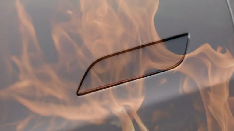 Пастка в електрокарі: скільки життів забрали заблоковані двері Tesla в аваріях з пожежами