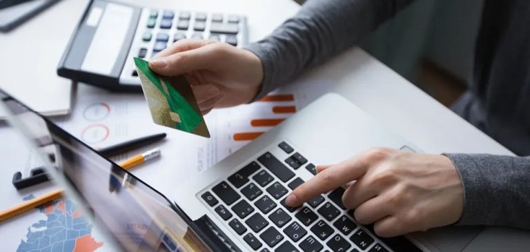 Українець після поповнення картки був змушений заплатити банку 30%, бо не зміг пояснити походження коштів