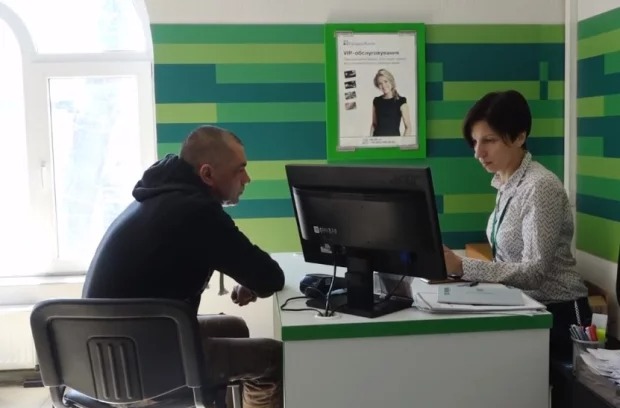 ПриватБанк звернувся з попередженням до власників карток: кого терміново чекають у відділенні