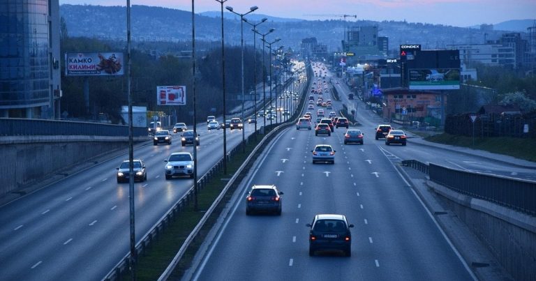 Червона розмітка на дорогах: що означає для водіїв