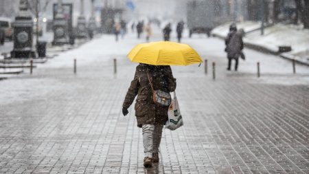 Частину України накриє мокрий сніг: синоптикиня попередила про погіршення погоди. Карта