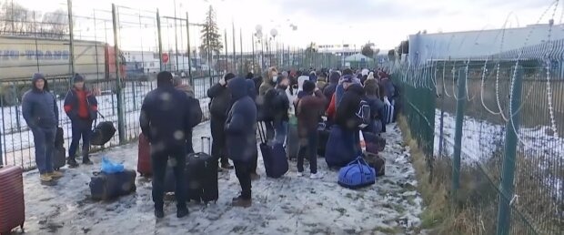 Українці масово виїжджають за кордон: біженців стає дедалі більше