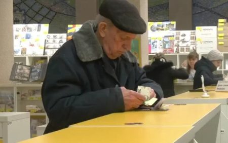 Пенсію можуть зупинити повністю: кого ПФУ додасть у “чорний список”