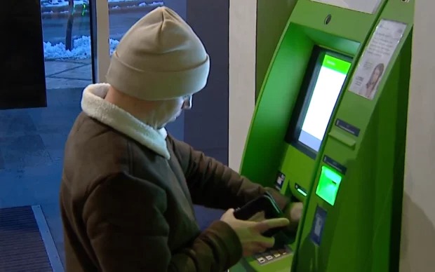 Українцям блокують картки для соцвиплат: хто у зоні ризику