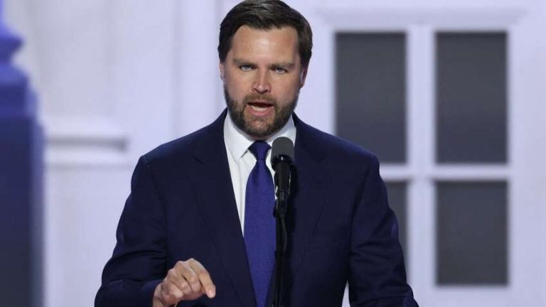 Віцепрезидент США Джей Ді Венс зізнався, що вірить у “божевільні” теорії змов