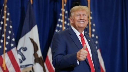 Презерватив із Трампом, мільярдери і знаменитості: з’явилися нові фото із маєтку Епштейна