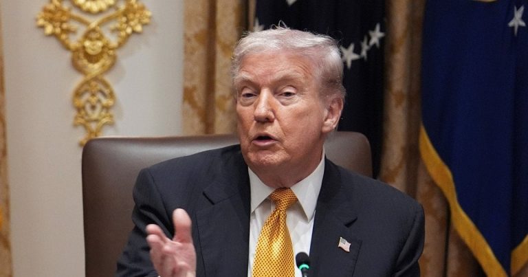 Мін’юст США повернув фото з Трампом на сайт із матеріалами справи Епштейна