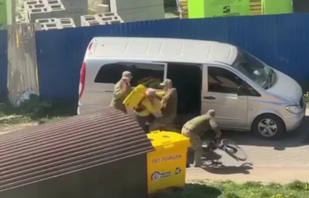 “Анти-ТЦК у шкарпетці”: в Україні почали торгувати новими гаджетами для “бусифікованих”