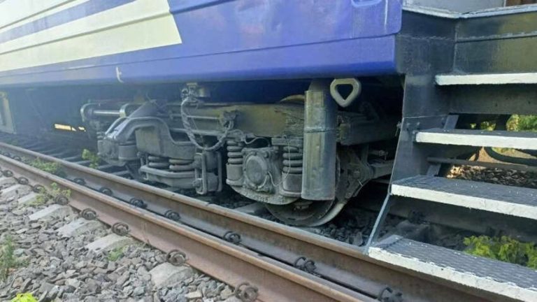 В Україні поїзд зійшов із рейок: в “Укрзалізниці” розкрили деталі