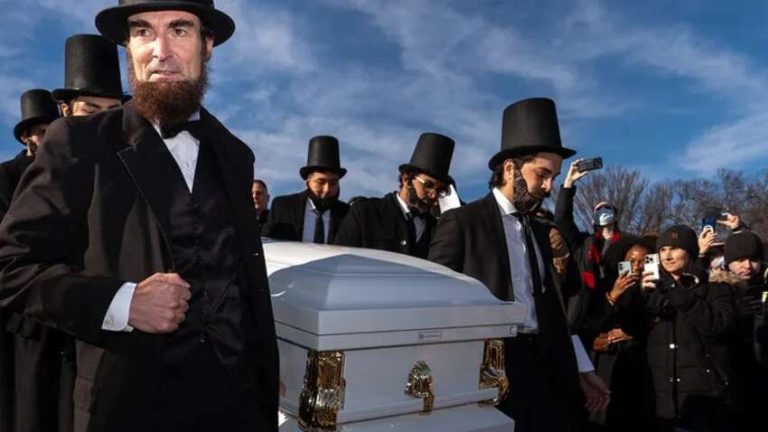 У США провели “похорон” одноцентової монети (ФОТО)